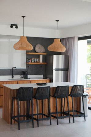 Frigorífico, horno, placa de cocina y cafetera o tetera