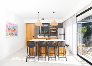 Fridge, oven, stovetop, coffee/tea maker