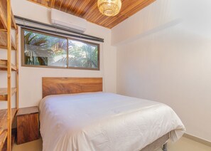 2 chambres, coffres-forts dans les chambres, bureau