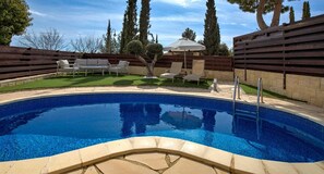 Een verwarmd zwembad