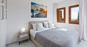 2 quartos, ferros/tábuas de passar roupa, berço de viagem