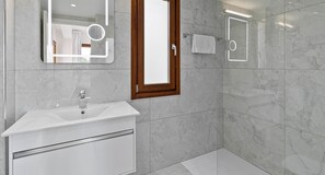 Dusche, Haartrockner, Handtücher