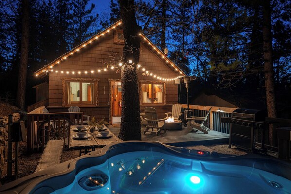 Terrace/patio - Historic Cabin 2/1 - Great Spa, Pet Friendly, Walk to Village, EV Charger (Big Bear Lake)