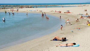A beach with people sunbathing and swimming. - Cozy Home by the Sea (Le Grau-du-Roi)