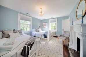 5 bedrooms, WiFi, bed sheets - Chandelier Farmhouse in Historic Bluemont Virginia (Bluemont)