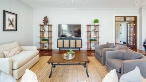 Living area - Chandelier Farmhouse in Historic Bluemont Virginia (Bluemont)