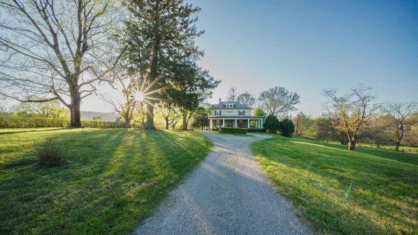 Property grounds - Chandelier Farmhouse in Historic Bluemont Virginia (Bluemont)