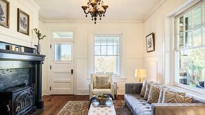 Living area - Chandelier Farmhouse in Historic Bluemont Virginia (Bluemont)