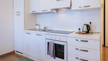 Kühlschrank, Ofen, Herdplatte, Kochgeschirr/Geschirr/Besteck