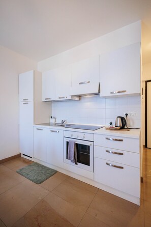 Refrigerador, horno, placa de cocina, utensilios de cocina