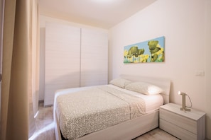 2 bedrooms, WiFi, bed sheets - Int. 8, Apartment 8 (Marina di Massa)