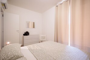 2 habitaciones, tabla de planchar con plancha, cuna de viaje y wifi 