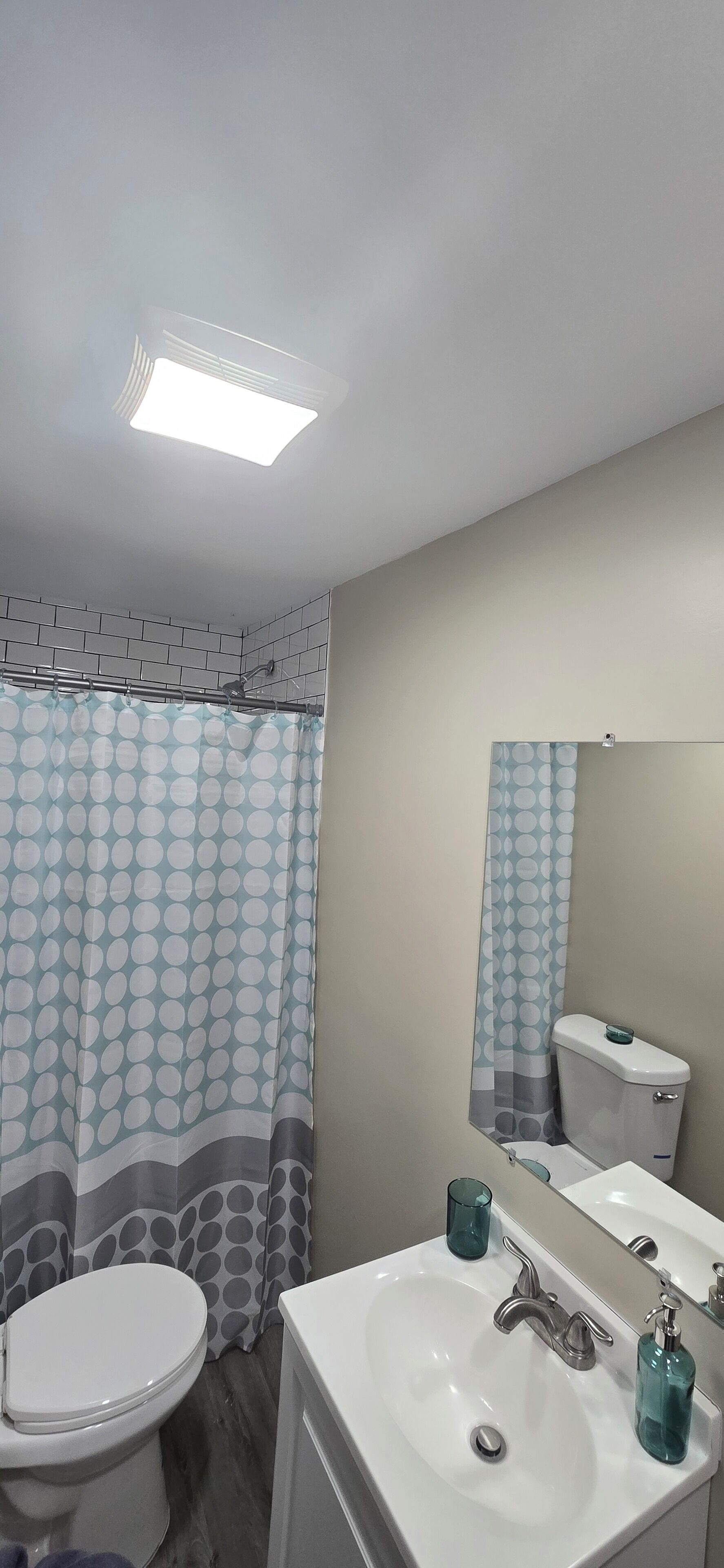 Regadera, toallas, jabón, papel de baño 