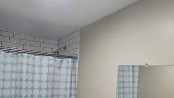 Regadera, toallas, jabón, papel de baño
