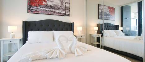 Tabla de planchar con plancha, wifi y ropa de cama