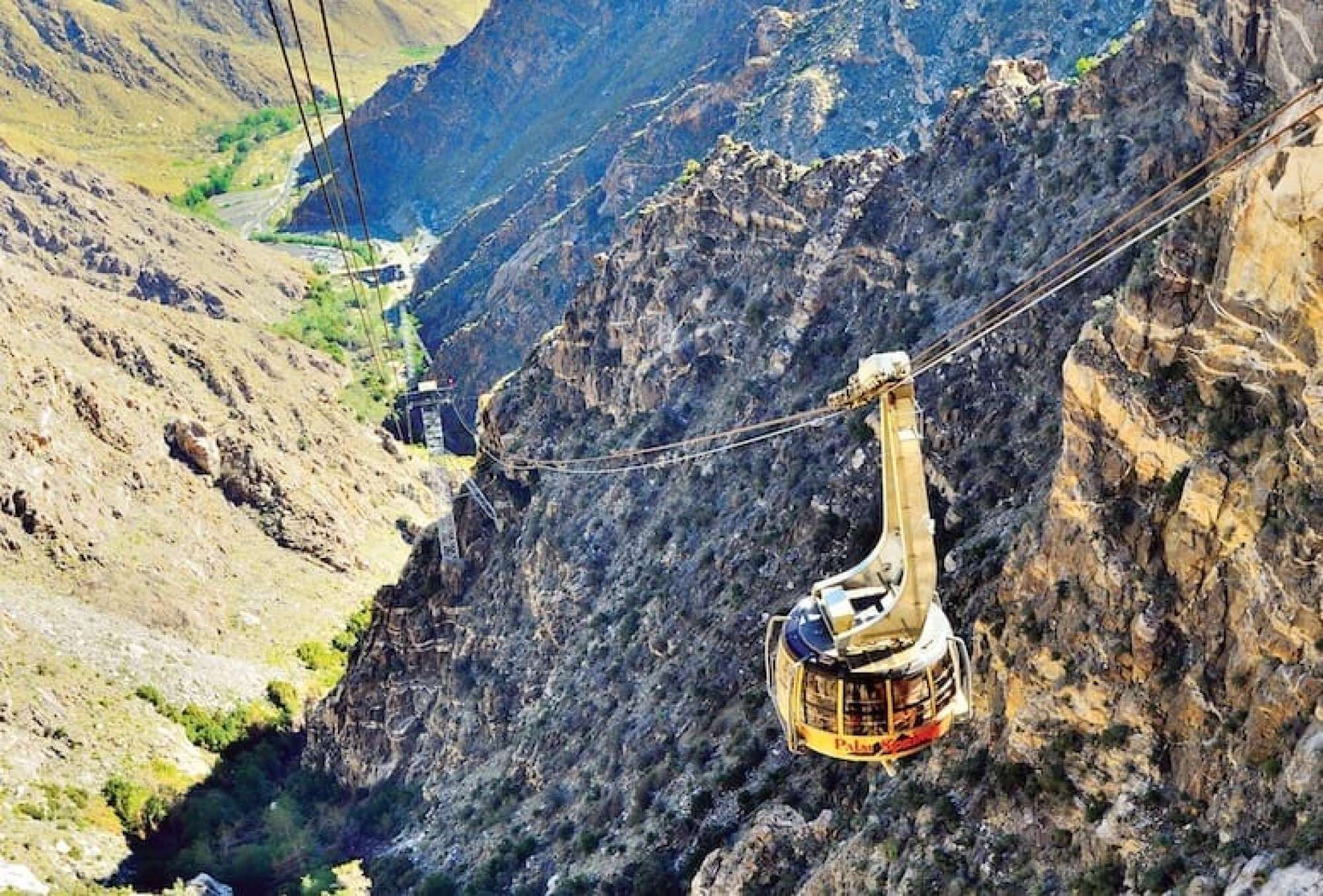 Un réseau de téléphériques dans une région montagneuse.