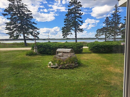 Bright, Spacious Beachwalk Cottage: Ocean view, 5 minutes to sandy beaches