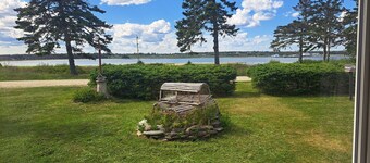 Bright, Spacious Beachwalk Cottage: Ocean view, 5 minutes to sandy beaches