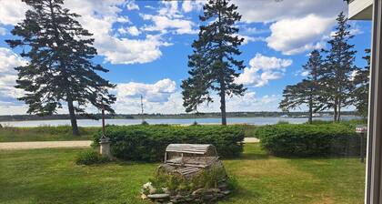 Bright, Spacious Beachwalk Cottage: Ocean view, 5 minutes to sandy beaches