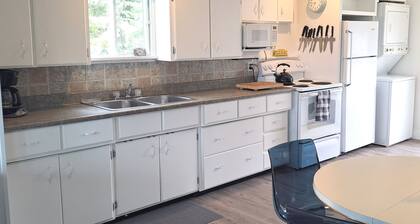 Bright, Spacious Beachwalk Cottage: Ocean view, 5 minutes to sandy beaches