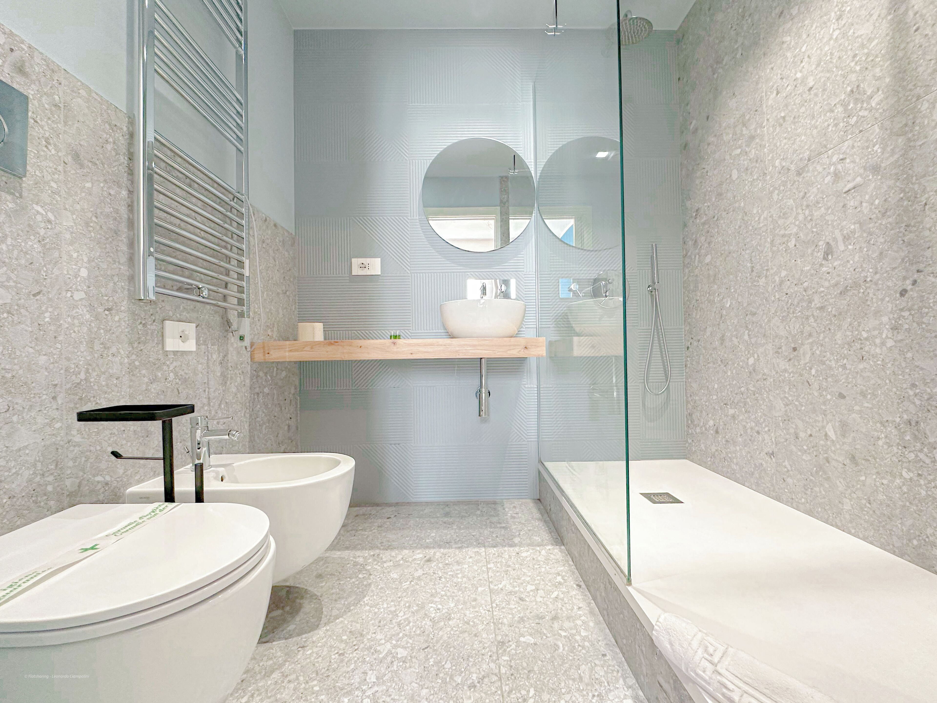 Dusche, Haartrockner, Bidet, Handtücher