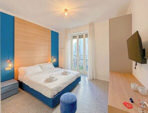 5 bedrooms, iron/ironing board, free WiFi, bed sheets