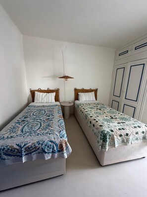 3 quartos, cofres nos quartos, ferros/tábuas de passar roupa