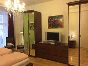 Habitació doble superior, vistes al pati | Planxa i posts de planxar i wifi gratuïta