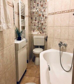 Studio Standard, baignoire | Salle de bain | Articles de toilette gratuits, sèche-cheveux, serviettes fournies, savon