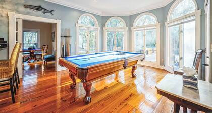 Bay Breeze Manor: Waterfront, Pool & Hot Tub, Game Room!