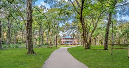 Bay Breeze Manor: Waterfront, Pool & Hot Tub, Game Room!