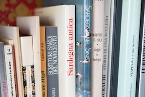 A collection of books on a shelf. - Casa Wanda in Oristano (Oristano)