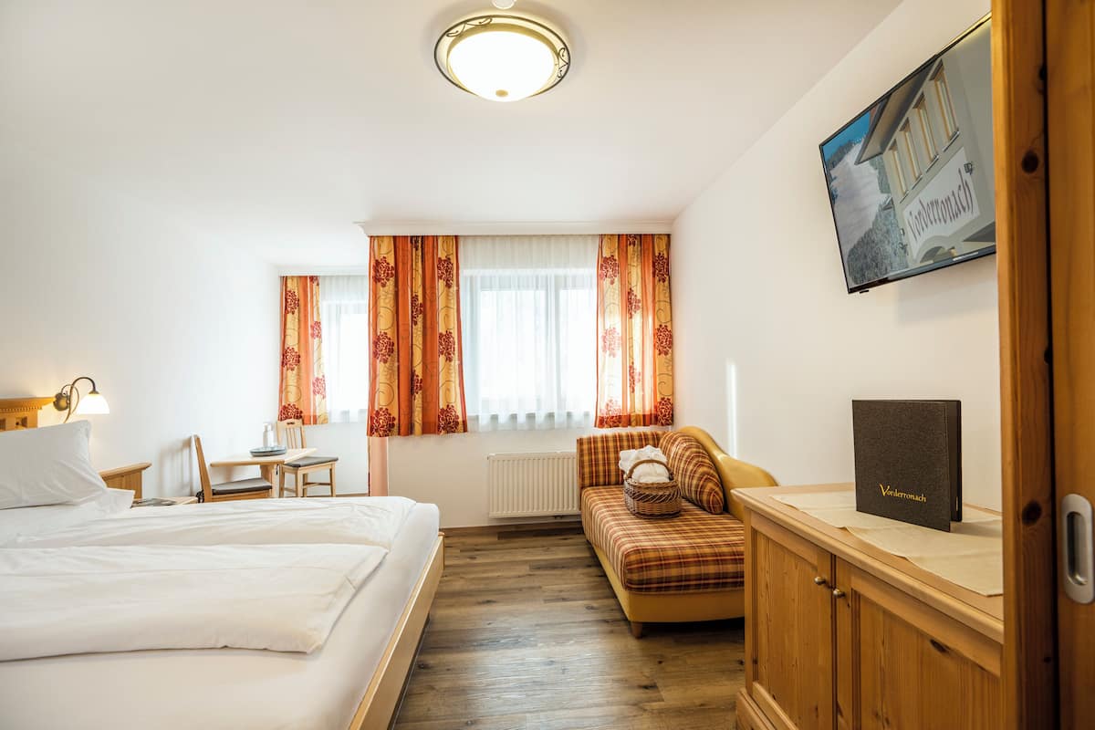 Basic Double Room, Balcony, Mountain View