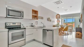 Refrigerador, microondas, horno, placa de cocina