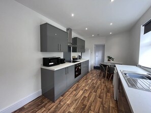 Frigorífico, microondas, horno y placa de cocina