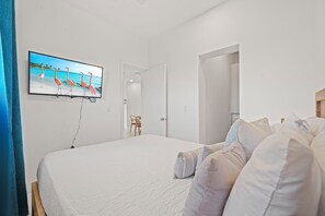 1 habitación, escritorio, tabla de planchar con plancha y cuna de viaje 