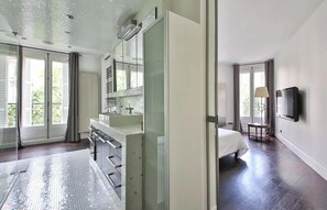 4 bedrooms, desk, iron/ironing board, free WiFi