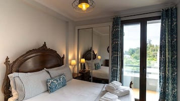 3 bedrooms, iron/ironing board, internet, bed sheets