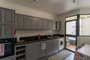 Refrigerador, microondas, horno y cafetera y tetera 