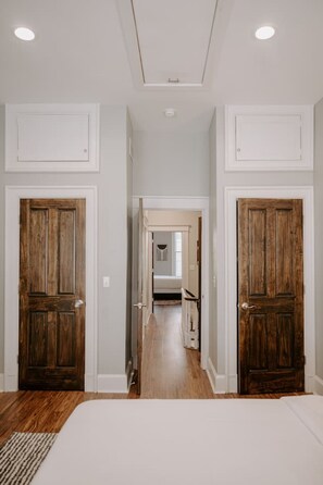 Skrivebord, strykejern/-brett, wi-fi og sengetøy