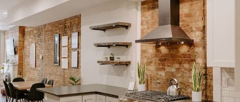 Kylskåp, mikrovågsugn, ugn och spishäll