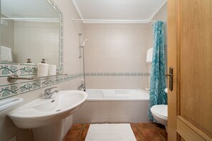 Towels - Albufeira Palm Tree With Pool by Homing (Albufeira)