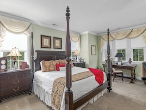 Premium bedding, iron/ironing board, travel crib, WiFi (free) - Bed & Breakfast on Tiffany Hill (Mills River)