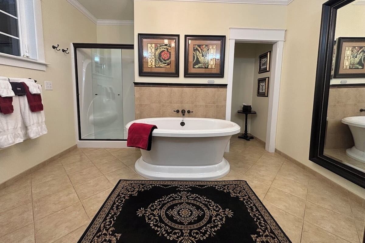 Suite, vistas al jardín | Baño | Secador de pelo, albornoces, toallas y jabón
