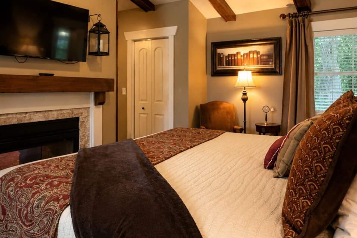 Habitación cuádruple Deluxe, vistas al jardín | Ropa de cama de alta calidad y tabla de planchar con plancha