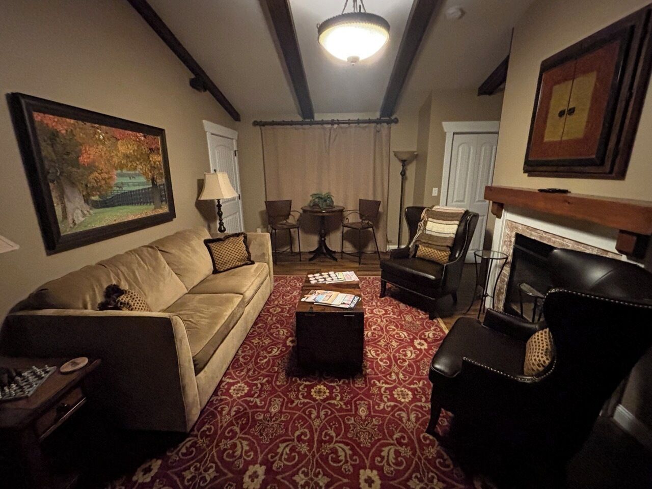 Habitación cuádruple Deluxe, vista al jardín | Área de sala de estar | Smart TV de 40 pulgadas con canales digitales, Netflix y Hulu 