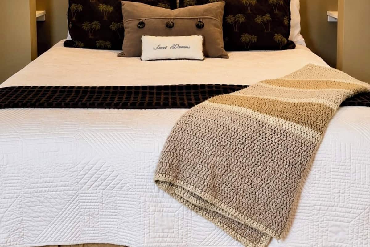 Habitación triple Deluxe, vistas al jardín | Ropa de cama de alta calidad y tabla de planchar con plancha