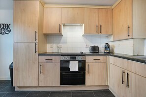 Refrigerador, microondas, horno y utensilios de cocina