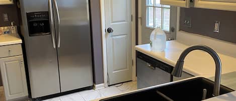 Réfrigérateur, micro-ondes, four, lave-vaisselle