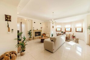 Televisie en een open haard